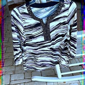 Beautiful knit top. Black,white and silver gray. Size S.